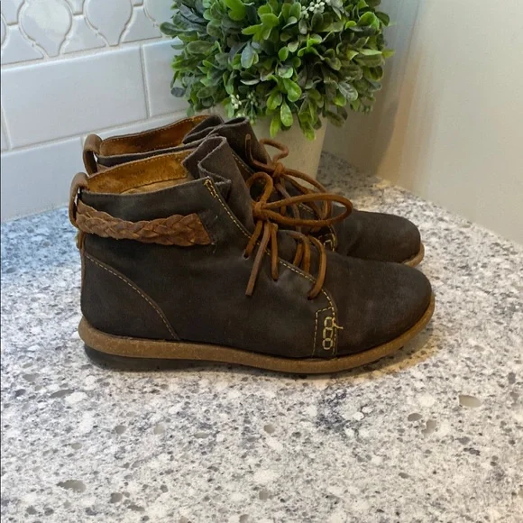 Born Shoes Born Temple Leather Ankle Boots Gum Sole Brown